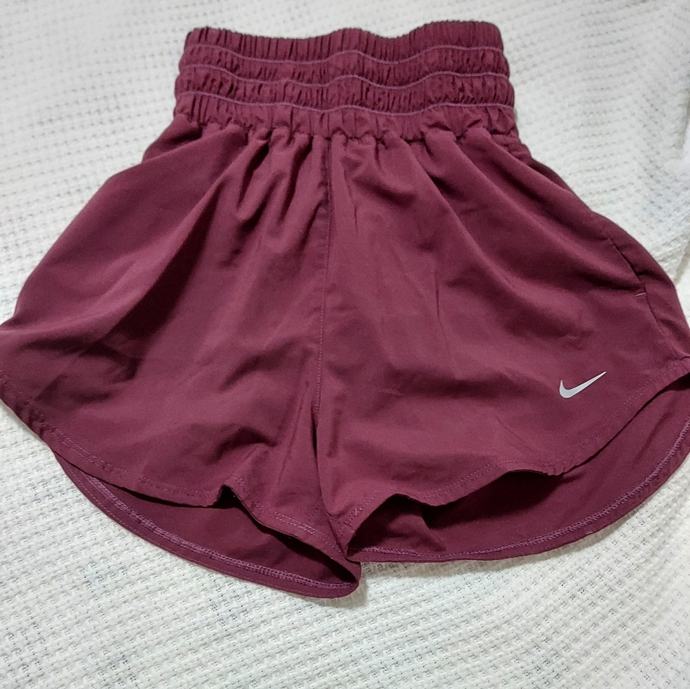 NIKE WOMENS SHORTS